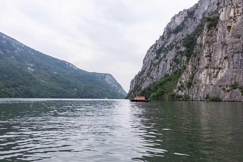 多瑙河全景。羅馬尼亞和塞爾維亞之間的邊界。攝影圖片