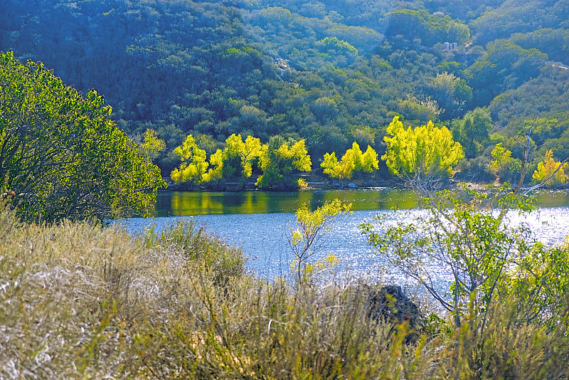 加利福尼亞的湖泊和小徑攝影圖片