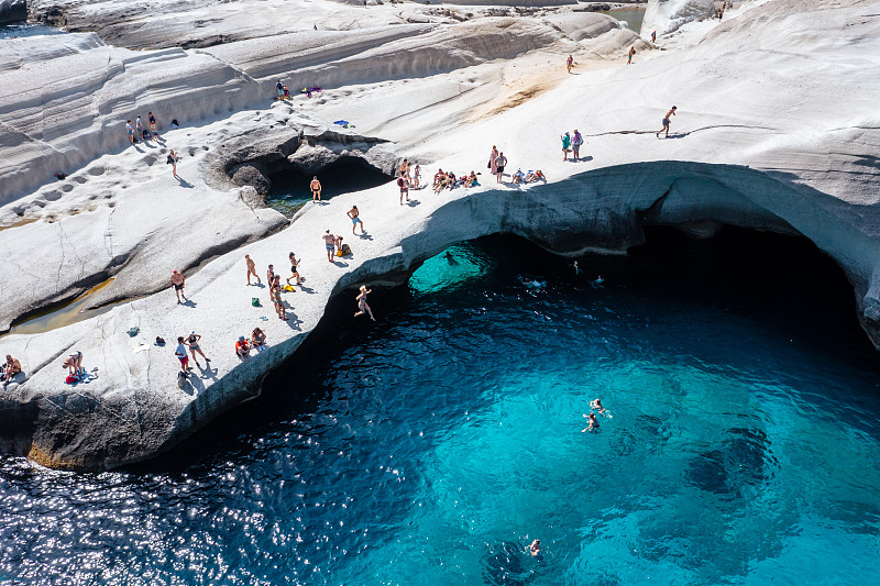 希臘米洛斯，游客跳入藍色大海的鳥瞰圖攝影圖片
