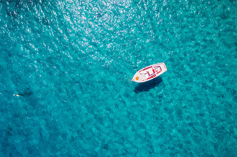 航拍的小船在藍色的大海，希臘攝影圖片