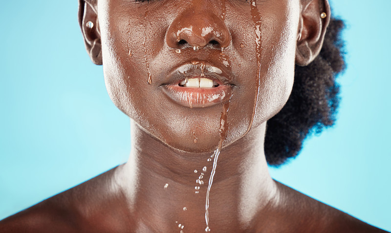 水，嘴和臉的黑人婦女滴在她的嘴唇衛生，儀容整潔和清潔。美容，護膚和補水面部為非洲裔美國女性與口腔清潔治療圖片下載