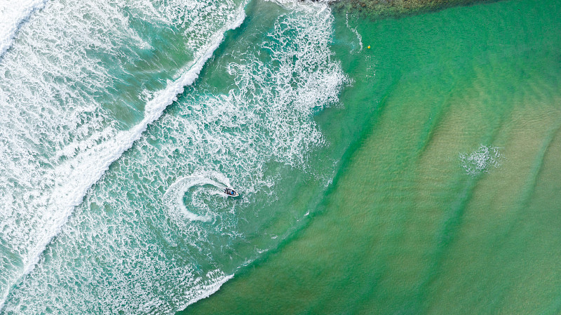 俯瞰標志性的伯利，黃金海岸的藍色海水和沙灘圖片下載