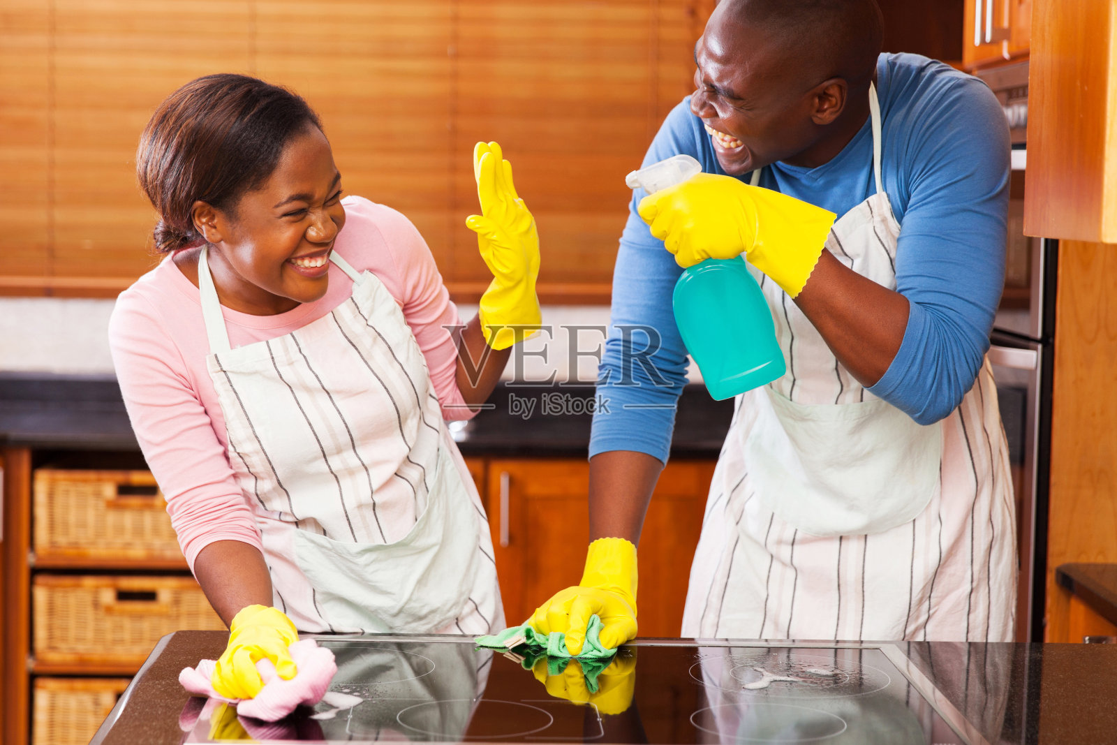非洲夫妇在做家务时玩得很开心照片摄影图片
