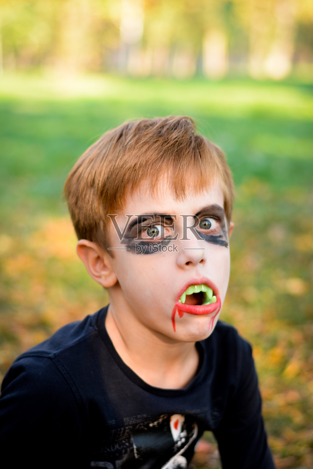 有趣的万圣节吸血鬼小男孩照片摄影图片