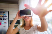 一个戴着虚拟现实眼镜的女人站在厨房里图片素材