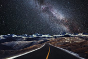 银河下的雪山公路图片素材