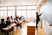 高中班级和老师在黑板上写字，日本图片素材