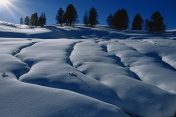 白雪覆盖的山坡图片素材