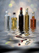 小酒吧里的酒瓶酒瓶在水中倒映着五彩缤纷的背景。图片素材