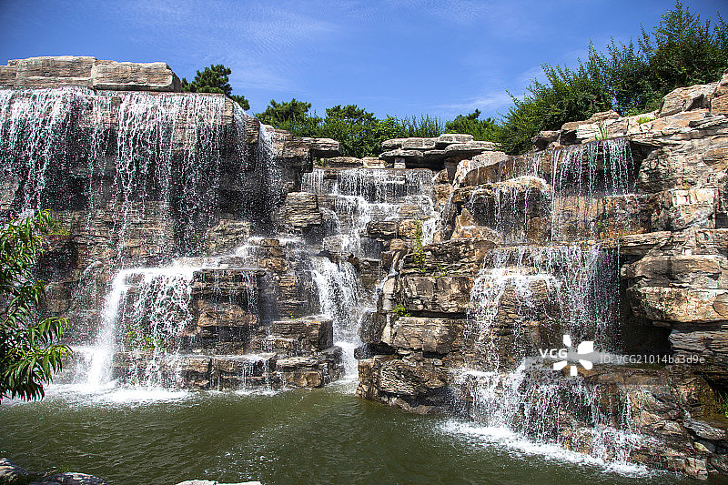 中国自然风景从岩石上流躺下来的瀑布图片素材
