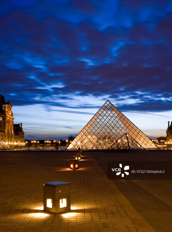 卢浮宫入口夜景图片素材