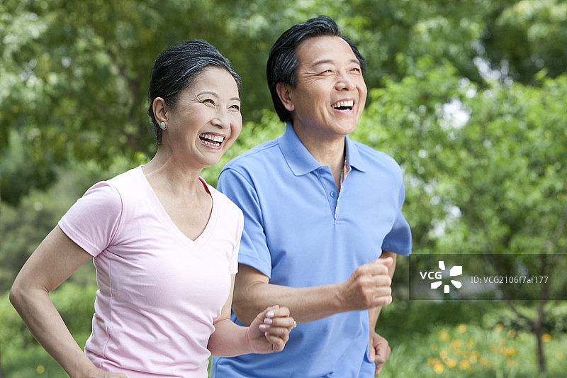 老年夫妻公园内跑步健身图片素材