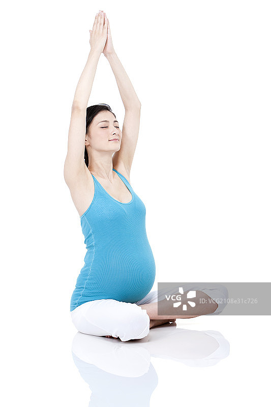 孕妇练习瑜伽图片素材