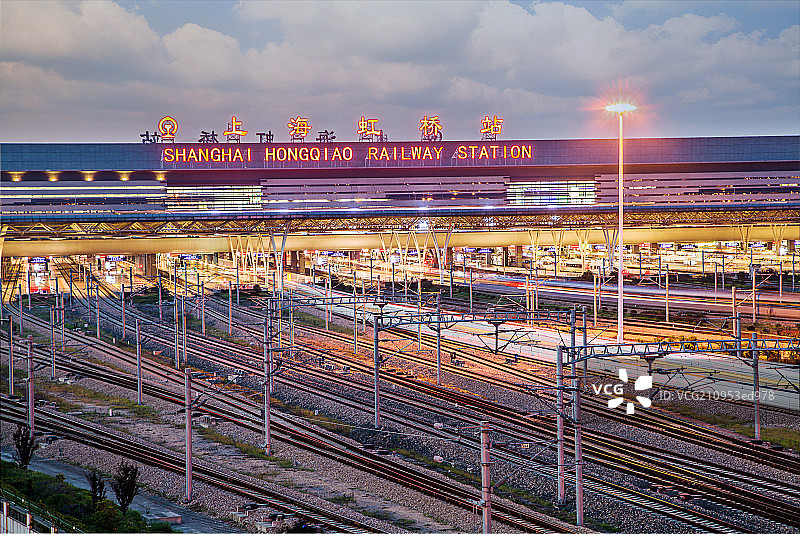 上海虹桥火车站夜景图片素材