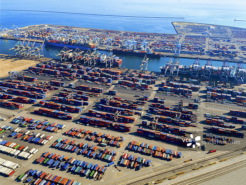 鸟瞰图的集装箱港口在圣佩德罗在洛杉矶，船舶停靠和集装箱等待装货。商业货运船坞。图片素材