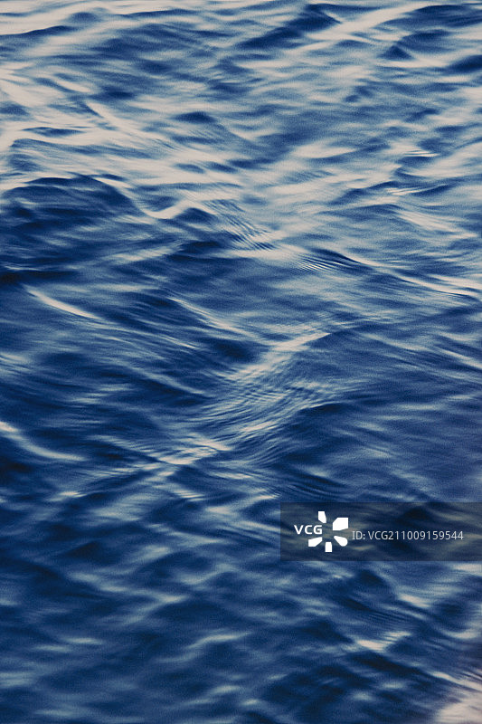 海面上，深蓝色的水，荡漾着阳光和阴影。图片素材
