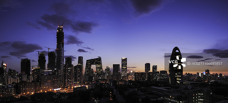 傍晚时分的北京CBD繁华夜景图片素材