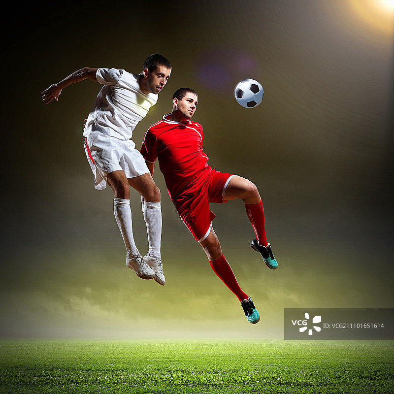 两个足球运动员。两个足球运动员在体育场的图像图片素材
