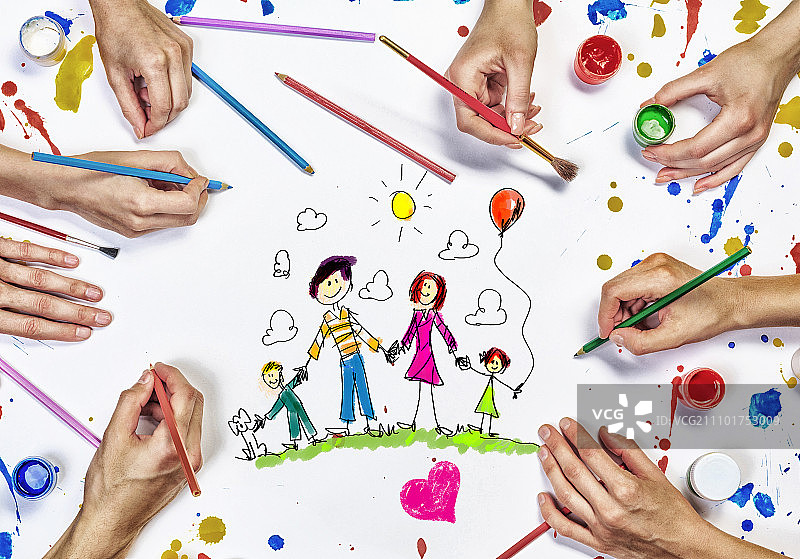 画出你的家庭。人们用双手绘出幸福家庭的概念图片素材