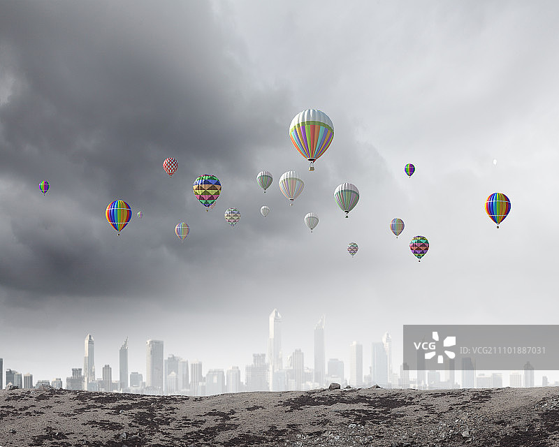 高空气球在天空。概念形象与彩色气球飞在高空图片素材