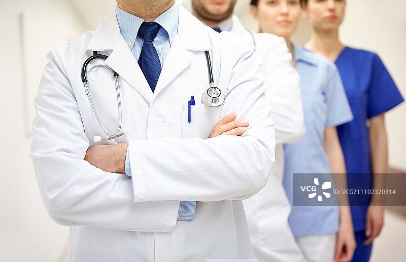 诊所，专业，人，保健和医学概念-近距离医护人员或医生在医院走廊图片素材