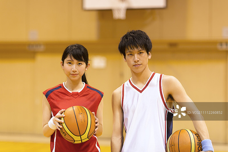 男生和女生一起打篮球图片素材