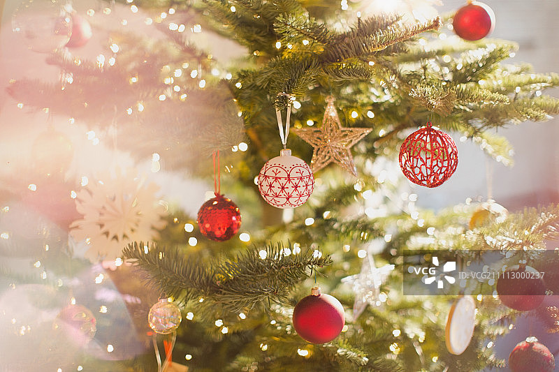 圣诞树上有红色、白色和金色的装饰品和星星图片素材