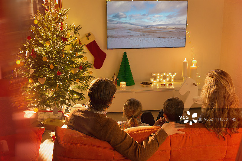 一家人在圣诞客厅看电视图片素材