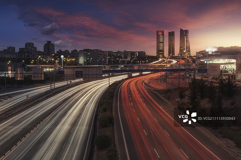 在马德里市高速公路上行驶的轻轨高角度视图图片素材