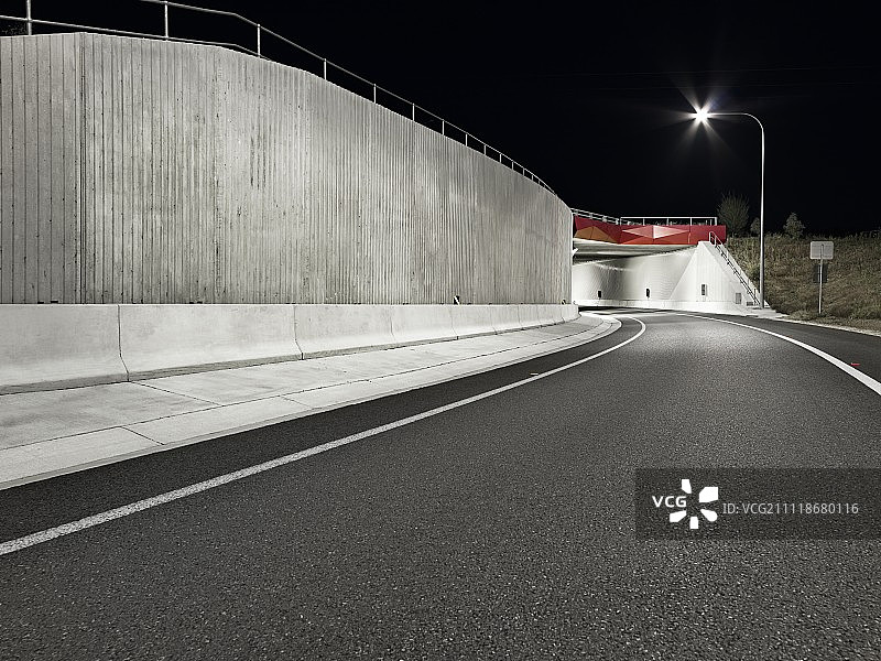 混凝土墙的高速公路图片素材