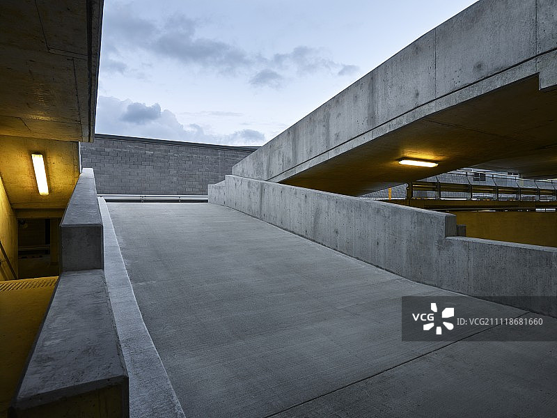 现代建筑里的停车场图片素材