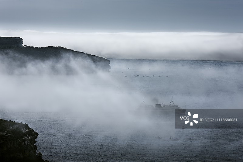 雾中的海港渡轮图片素材