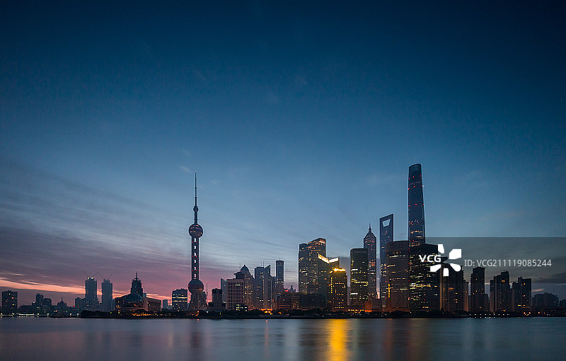 外滩看黎明时分的上海地标陆家嘴天际线图片素材