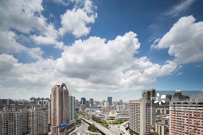 蓝天白云下的厦门地标明发商业广场环岛图片素材
