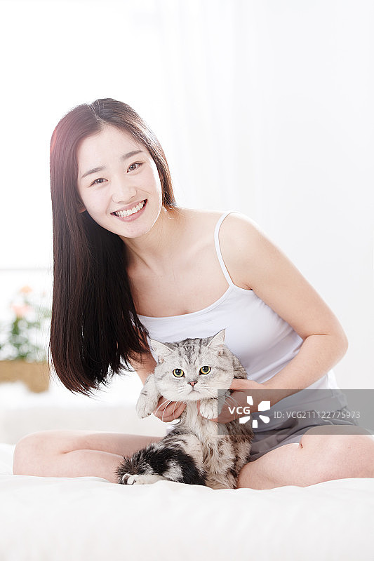 青年女人和小猫在起居室图片素材