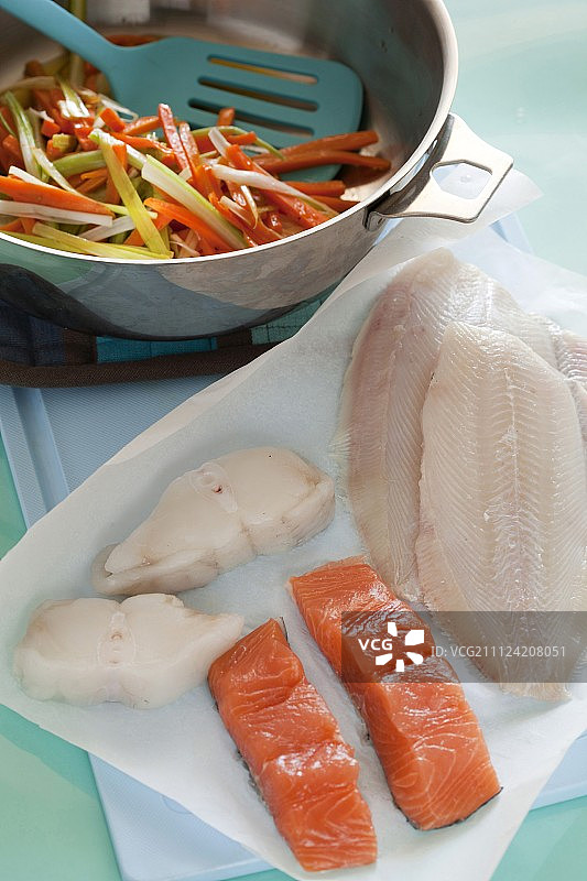 在煎锅里煮蔬菜和不同种类的鱼图片素材