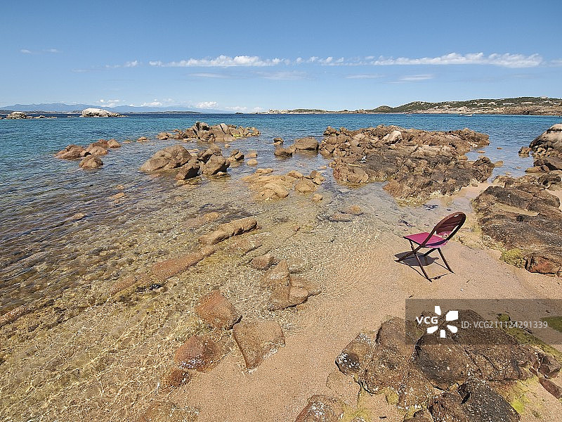 意大利撒丁岛拉马达莱纳岛下特里尼塔海滩上的岩石图片素材