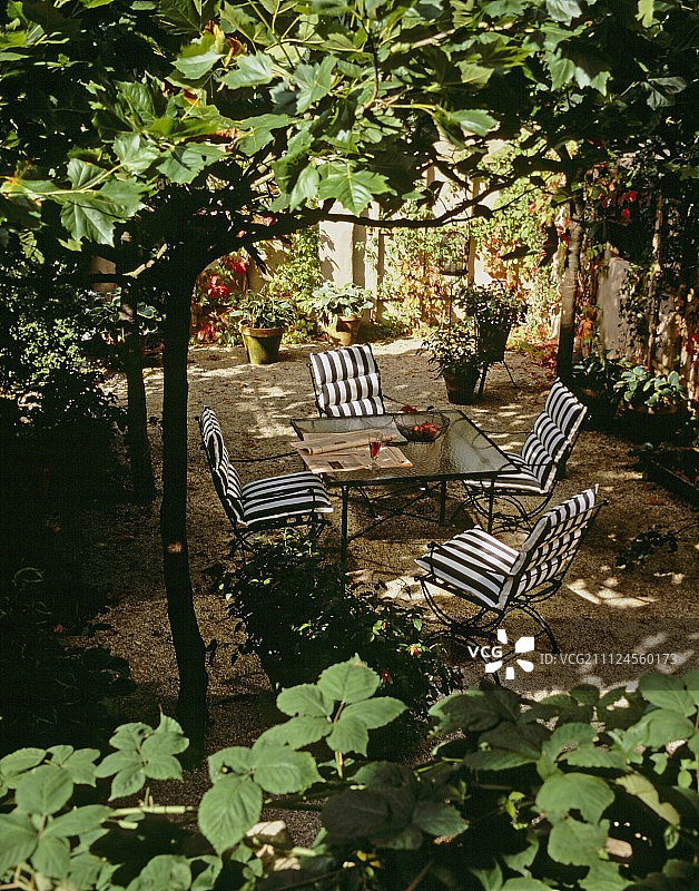 庭院与条纹金属椅子和桌子在地中海风格图片素材