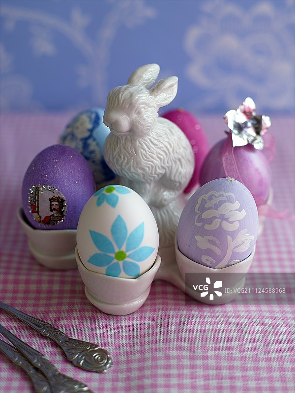 瓷蛋杯，六色蛋和瓷兔图片素材