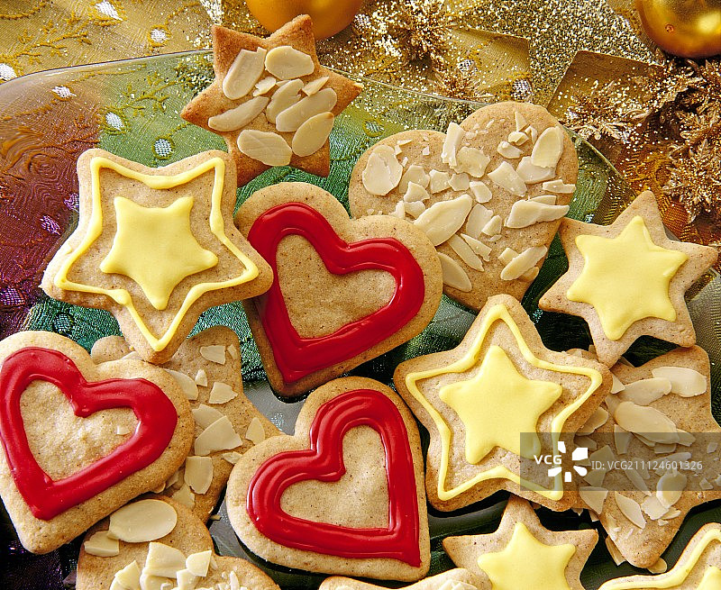 杏仁心和星星形状的圣诞饼干的特写图片素材