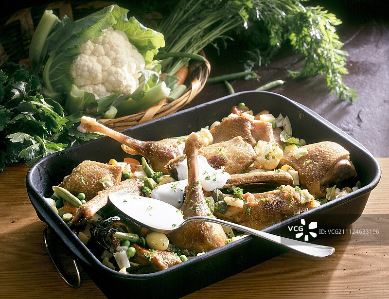 烤盘鹅腿配蔬菜和酸奶油图片素材
