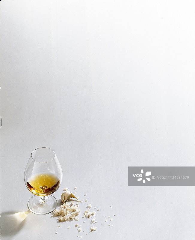 一杯白兰地，切碎的洋葱，大蒜和罗勒在白色的背景图片素材