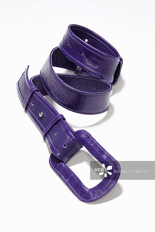 特写的紫色专利带在白色的背景图片素材