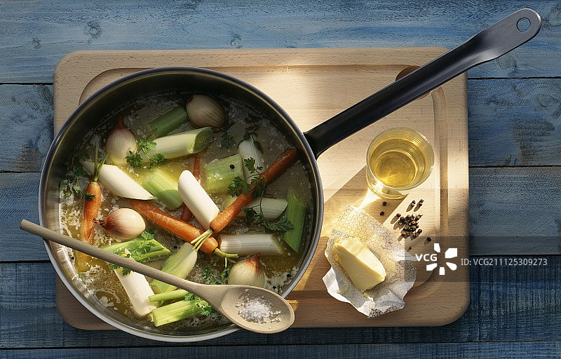 烹饪蔬菜(分步:龙虾配蔬菜和细萝卜)图片素材