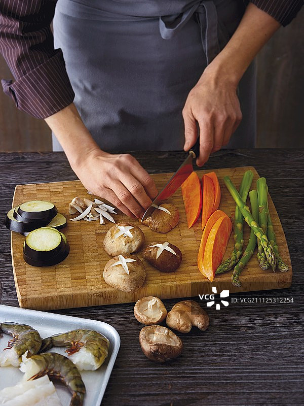 天妇罗配蔬菜和大虾:蘑菇得分图片素材