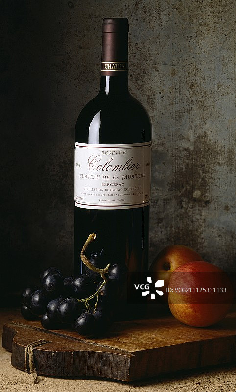 一瓶伯杰拉克葡萄酒，葡萄和苹果图片素材