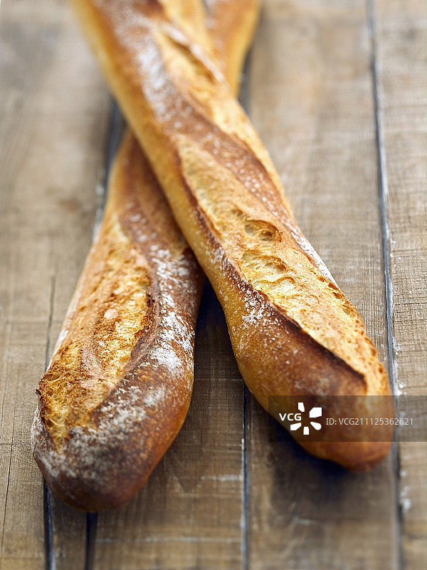 两个传统的法国长棍面包图片素材