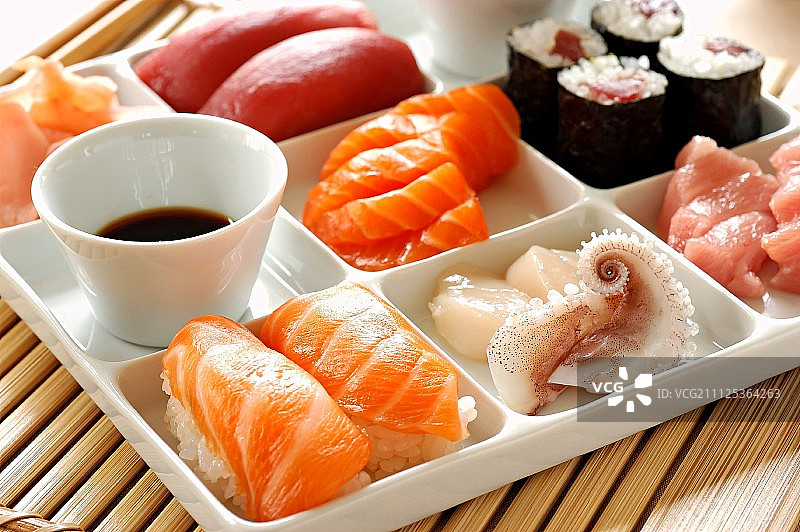 一盘寿司，寿司和生鱼片图片素材