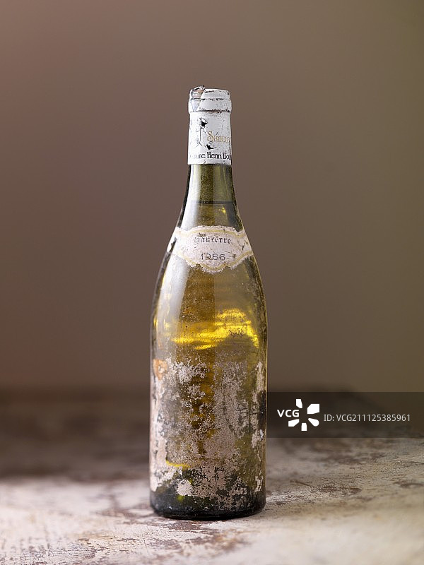一瓶桑塞尔白葡萄酒图片素材