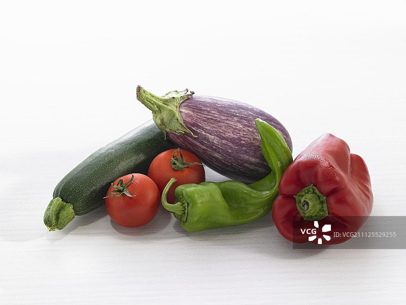 白色背景上的蔬菜杂烩图片素材